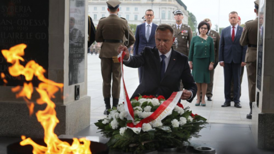 Warszawa, 15.08.2022. Prezydent RP Andrzej Duda (C-front), minister obrony narodowej Mariusz Błaszczak (P), premier Mateusz Morawiecki (2L) i marszałek Sejmu Elżbieta Witek (2P) składają wieniec po uroczystej odprawie wart przed Grobem Nieznanego Żołnierza w Warszawie. Trwają obchody Święta Wojska Polskiego i 102. rocznicy zwycięstwa nad bolszewikami w Bitwie Warszawskiej. Fot. PAP/P. Supernak