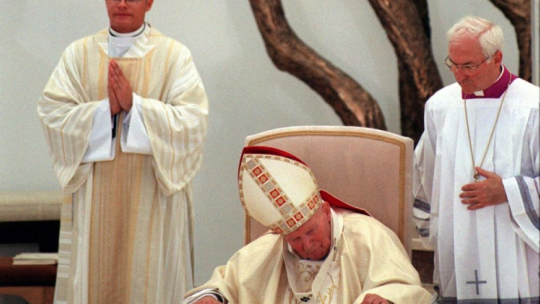 Łagiewniki, 17.08.02. Papież Jan Paweł II podczas mszy świętej odprawionej w Sanktuarium Bożego Miłosierdzia w Łagiewnikach. Z prawej: mistrz ceremonii papieskich Piero Marini. Fot. PAP/T. Gzell