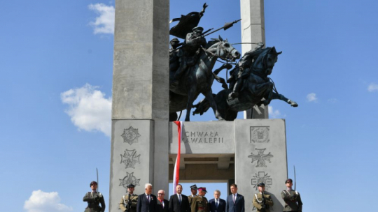 Wicepremier, minister kultury i dziedzictwa narodowego Piotr Gliński (4P), wicepremier, minister obrony narodowej Mariusz Błaszczak (3P), poseł PiS Sławomir Zawiślak (3L) oraz prezes Instytutu Pamięci Narodowej Karol Nawrocki (5L) podczas uroczystości odsłonięcia Pomnika Chwały Kawalerii i Artylerii Konnej w Wolicy Śniatyckiej. Fot. PAP/W. Jargiło