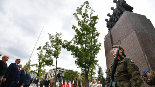 Szef UdSKiOR Jan Józef Kasprzyk (2L) bierze udział w uroczystościach na zakończenie LVII Marszu szlakiem I Kompanii Kadrowej przed Pomnikiem Czynu Legionowego w Kielcach. Fot. PAP/P. Polak