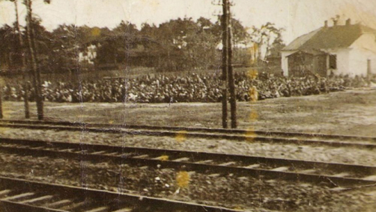 Żydzi na bocznicy kolejowej w Otwocku przed transportem do niemieckiego obozu zagłady w Treblince. 19.08.1942. Fot. z archiwum Żydowskiego Instytutu Historycznego. Źródło: Wikimedia Commons