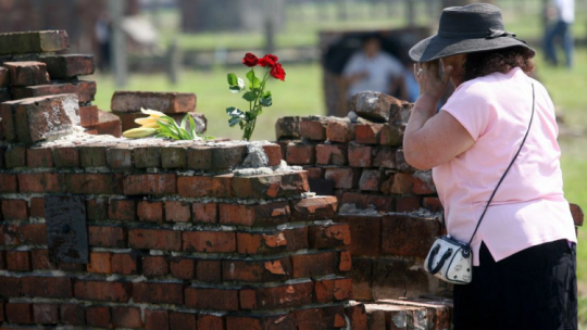 Dzień Pamięci o Zagładzie Romów na terenie b. niemieckiego obozu zagłady Auschwitz-Birkenau. 2009 r. Fot. PAP/J. Bednarczyk