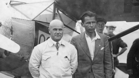 Zwycięzcy zawodów Challenge 1932 pilot Franciszek Żwirko (1. z lewej) i konstruktor lotniczy Stanisław Wigura przed samolotem na lotnisku Tempelhof. Fot. NAC