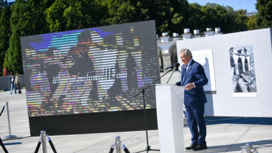 Warszawa, 02.09.2022. Wicepremier, minister kultury i dziedzictwa narodowego Piotr Gliński (P) podczas otwarcia wystawy plenerowej #bezprzedawNIEnia, 2 bm. przy miejscu odbudowy Pałacu Saskiego na pl. Piłsudskiego w Warszawie. Fot. PAP/M. Obara