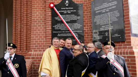 Odsłonięcie tablicy upamiętniającej arcybiskupa Jana Cieplaka na fasadzie bazyliki pw. NMP Anielskiej w Dąbrowie Górniczej. Fot. PAP/T. Wiktor