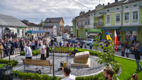 Uroczystość odsłonięcia tablicy pamięci Lecha i Marii Kaczyńskich na Skwerze im. Lecha Kaczyńskiego w miejscowości Czortków na Ukrainie. Fot. PAP/V. Hrabar