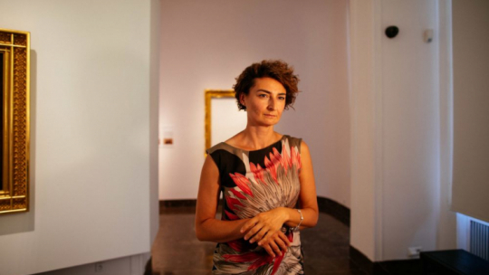 Elżbieta Rogowska podczas otwarcia wystawy „Utracone/Odzyskane: Wnętrze katedry w Mediolanie”. Warszawa, 29.06.2021. Fot. PAP/A. Zawada