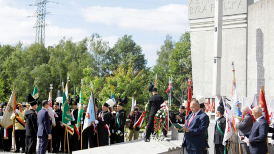 Premier Mateusz Morawiecki (2L) podczas uroczystości przed Pomnikiem Porozumienia Jastrzębskiego. Jastrzębie-Zdrój, 03.09.2022. Fot. PAP/T. Wiktor