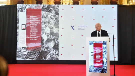 Prezes Prawa i Sprawiedliwości Jarosław Kaczyński podczas prezentacji raportu o stratach poniesionych przez Polskę w wyniku agresji i okupacji niemieckiej w czasie II wojny światowej. Fot. PAP/R. Pietruszka