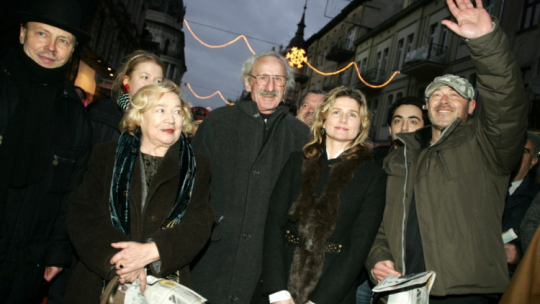 Jan Jakub Kolski (P) z rodziną oraz aktor Franciszek Pieczka (C) podczas benefisu zorganizowanego z okazji uruchomienia przez Kolskich przed stu laty w podwórku przy ul. Piotrkowskiej 15 pierwszego w Łodzi kina. Łódź, 14.01.2007. Fot. PAP/G. Michałowski