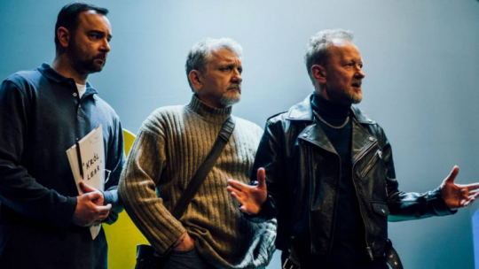 Spektakl Teatru Telewizji „Komedianci, czyli Konrad nie żyje”. Źródło: TVP