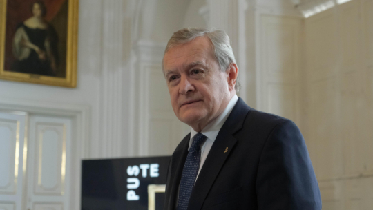 Warszawa, 14.09.2022. Wicepremier, minister kultury i dziedzictwa narodowego Piotr Gliński podczas konferencji prasowej w Muzeum Pałacu Króla Jana III w Wilanowie w Warszawie. Podczas spotkania zaprezentowano kolejne wnioski restytucyjne oraz zainaugurowano kampanię „Puste Ramy”. Fot. PAP/M. Marek