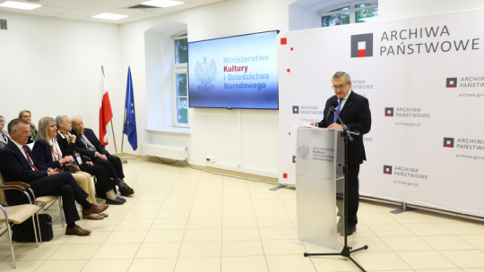 Wiceprezes Rady Ministrów, minister kultury i dziedzictwa narodowego Piotr Gliński (P) podczas otwarcia 44. Stałej Konferencji Muzeów, Archiwów i Bibliotek Polskich na Zachodzie. Fot. PAP/R. Guz