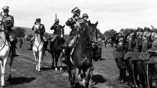 Inspektor armii Juliusz Rómmel odbiera raport. 1938 r. Fot. NAC