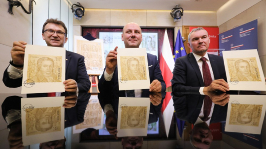 Sekretarz stanu w Ministerstwie Spraw Zagranicznych Szymon Szynkowski vel Sęk (C), prezes Poczty Polskiej Krzysztof Falkowski (P) oraz wiceprezes Poczty Polskiej Wiesław Włodek (L) podczas prezentacji znaczka pocztowego emisji „Józef Wybicki - autor słów hymnu polskiego”. Fot. PAP/P. Supernak