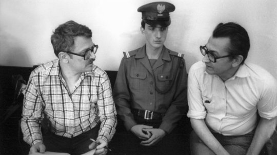 Proces przywódców Konfederacji Polski Niepodległej (KPN) przed Sądem Warszawskiego Okręgu Wojskowego. Nz. Romuald Szeremietiew (L), Leszek Moczulski (P). Warszawa, 09.1982. Fot. PAP/W. Kryński