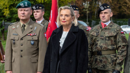 Lublin, 11.10.2022. Ambasador RP w Republice Włoskiej Anna Maria Anders (C) i płk Jarosław Mokrzycki (L) podczas uroczystości złożenia kwiatów pod pomnikiem Bohaterom Monte Cassino. Fot. PAP/W. Jargiło