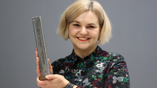 Kraków, 30.10.2022. Paulina Siegień, autorka książki "Miasto bajka", została laureatką Nagrody Conrada za najlepszy debiut literacki 2021, 30 bm. w Krakowie. Celem konkursu jest zwrócenie uwagi czytelników na twórczość debiutantów, wspieranie młodych autorów i kreowanie nowych głosów w polskiej literaturze. Fot. PAP/Ł. Gągulski