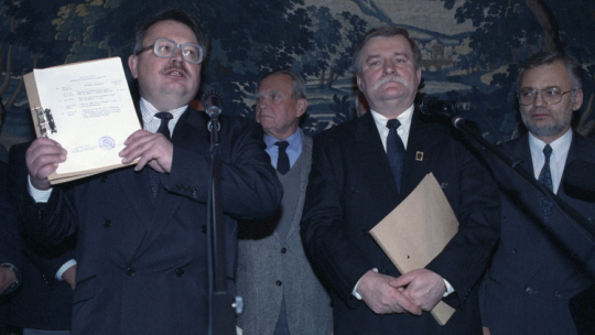 Na polecenie prezydenta Borysa Jelcyna naczelny archiwista państwowy Rosji, Rudolf Pichoja przekazał prezydentowi RP Lechowi Wałęsie kopie dokumentów dotyczących zbrodni katyńskiej . Nz. Rudolf Pichoja (L), poeta Czesław Miłosz (C), Lech Wałęsa (2P) i rzecznik prasowy prezydenta RP Andrzej Drzycimski (P). Fot. PAP/J. Mazur