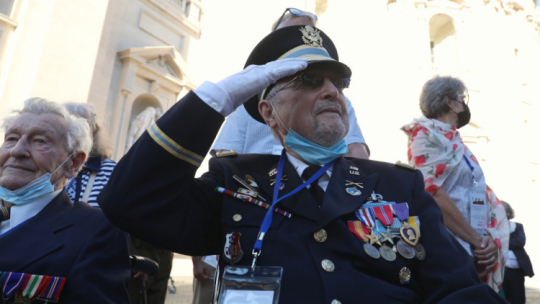 Najmłodszy żołnierz 2 Korpusu Polskiego gen. Andersa kpt. Krzysztof Flizak (C) podczas rzymskich obchodósw 80. rocznicy utworzenia armii generała Władysława Andersa. 2021 r. Fot. PAP/A. Zawada