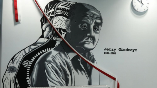 Białystok, 04.10.2022. Mural pamięci Jerzego Giedroycia, odsłonięty w siedzibie Biblioteki Uniwersyteckiej im. Jerzego Giedroycia w Białymstoku. Fot. PAP/A. Reszko 