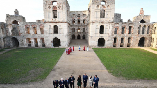 Wicepremier, minister kultury i dziedzictwa narodowego Piotr Gliński (3L), poseł PiS Krzysztof Lipiec (2L) oraz burmistrz miasta i gminy Iwaniska Marek Staniek (4L) podczas zwiedzania ruin Zamku Krzyżtopór w Ujeździe. Fot. PAP/P. Polak