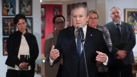 Wicepremier, minister kultury i dziedzictwa narodowego Piotr Gliński (3P), dyrektor Muzeum Narodowego w Warszawie Łukasz Gaweł (P), p.o. Dyrektora Muzeum Pamieci Mieszkańców Ziemi Oświęcimskiej Dorota Mleczko (2P), dyrektor Muzeum im. Kazimierza Pułaskiego w Warce Iwona Stefaniak (2L) i dyrektor Departamentu Dziedzictwa Kulturowego w Ministerstwie Kultury i Dziedzictwa Narodowego Paulina Florjanowicz (L) podczas konferencji prasowej w Muzeum Tatrzańskiego im. Tytusa Chałubińskiego. Fot. PAP/G. Momot