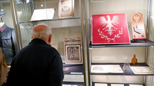 Ekspozycja pt. „Polskie orły” w tzw. magazynie otwartym Muzeum Narodowego w Szczecinie – Centrum Dialogu Przełomy. Fot. PAP/M. Bielecki