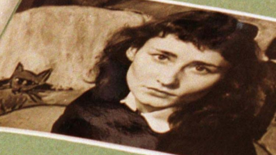 Fragment książki Haliny Poświatowskiej (na zdjęciu) „Ogień zielonych księżyców" na wystawie w Muzeum Literackim im. H. Sienkiewicza w Poznaniu. 1999 r. Fot. PAP/R. Sikora