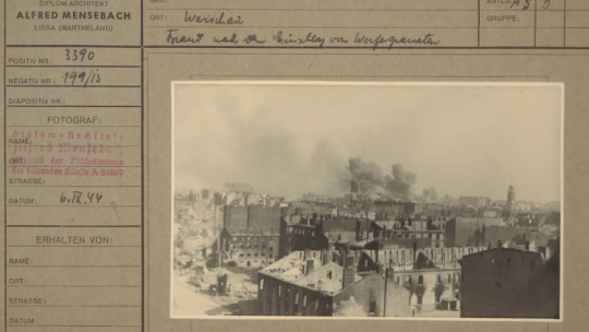 Zdjęcie wykonane przez Alfreda Mensebacha, dokumentujące burzenie Warszawy. Źródło: www.iz.poznan.pl