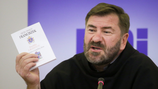 Warszawa, 18.06.2015. Przewodniczący Ruchu Ekologicznego św. Franciszka z Asyżu REFA o. prof. Stanisław Jaromi podczas prezentacji ekologicznej encykliki "Laudato si" (Pochwalony bądź) papieża Franciszka. Fot. PAP/P. Supernak