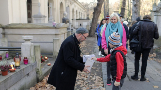  Warszawa, 01.11.2021. Kwesta na Starych Powązkach. Fot. PAP/A. Zawada