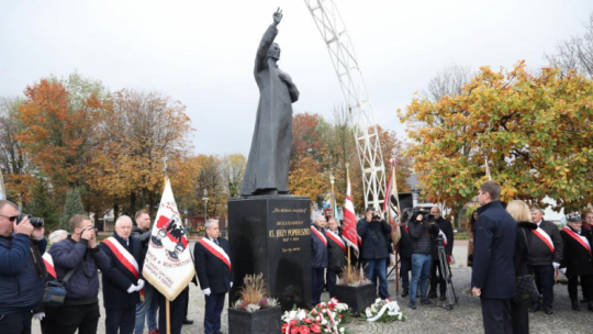 Wiceminister edukacji i nauki Dariusz Piontkowski (5P) podczas uroczystości złożenia kwiatów przed pomnikiem bł. ks. Jerzego Popiełuszki w Suchowoli. 23.10.2022. Fot. PAP/A. Reszko