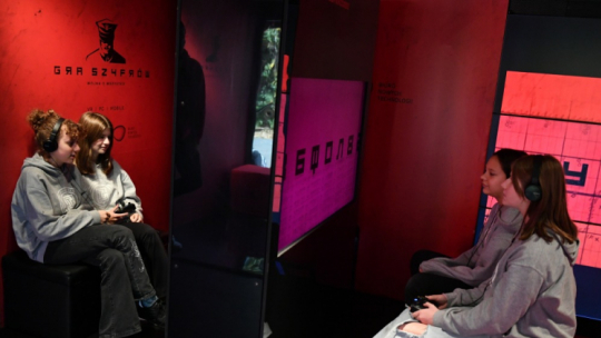 Mobilny showroom promujący gamingowy projekt edukacyjny „Gra Szyfrów”. Gdańsk, 20.10.2022. Fot. PAP/A. Warżawa