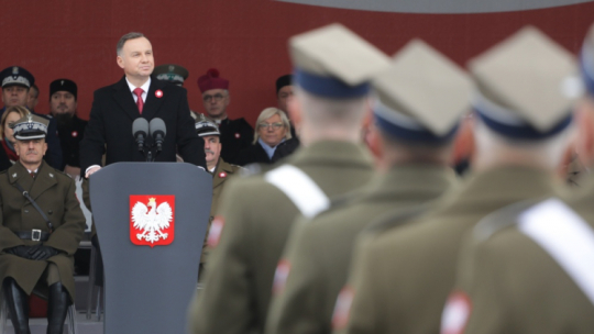 Obchody Narodowego Święta Niepodległości. Prezydent Andrzej Duda (2L) podczas uroczystej odprawy wart przed Grobem Nieznanego Żołnierza na pl. Piłsudskiego. Warszawa, 11.11.2022. Fot. PAP/A. Zawada
