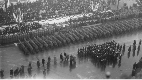 Obchody Święta Niepodległości w Warszawie - oddziały piechoty defilujące przed trybuną honorową. 11.11.1937. Źródło: NAC