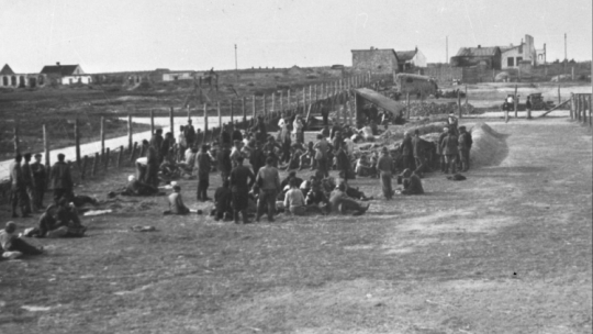 Akcja wysiedlania polskiej ludności z Zamojszczyzny w 1942 r.: obóz w Biłgoraju, jeden z wielu na Zamojszczyźnie. Fot. PAP/CAF/Materiały z archiwum Głównej Komisji Badania Zbrodni Niemieckich w Polsce