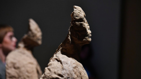 Warszawa, 30.11.2022. Rzeźba Magdaleny Abakanowicz, zaprezentowana podczas spotkania prasowego poświęconego wystawie „Abakanowicz. Konfrontacje”, w Bibliotece Królewskiej Zamku Królewskiego w Warszawie. Fot. PAP/P. Nowak 