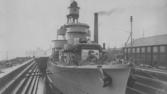 11 1937 r. Niszczyciel ORP „Błyskawica” w doku wykończeniowym w Southampton. Źródło: NAC