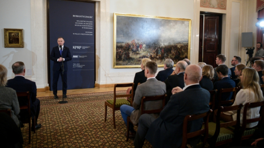 Warszawa, 21.11.2022. Prezydent Andrzej Duda podczas wernisażu „Romantyczność. Malarstwo polskie XIX wieku”, połączonego z prezentacją nowego wystroju Sieni Wielkiej w Pałacu Prezydenckim w Warszawie. Fot. PAP/M. Obara