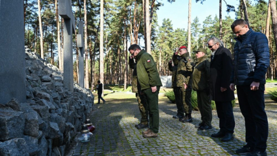 Kijów, Ukraina, 01.11.2022. Ambasador RP w Kijowie Bartosz Cichocki (L) w towarzystwie przedstawicieli wojska zapalił znicze na Polskim Cmentarzu Wojennym w Kijowie-Bykowni, w dniu Wszystkich Świętych. Fot. PAP/V. Ratynskyi 