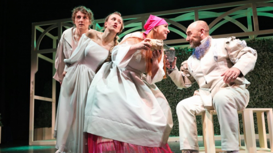 Aktorzy: Arleta Godziszewska (2P), Sławomir Popławski (P), Dawid Malec (L) i Kamila Wróbel-Malec (2L) podczas pokazu medialnego przed premierą spektaklu Teatru Dramatycznego „Dekameron” w reżyserii Igora Gorzkowskiego. Fot. PAP/A. Reszko