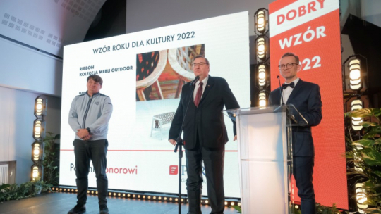 Odbierający nagrodę Wzór Roku dla Kultury 2022 za kolekcję mebli outdoorowych Ribbon właściciel firmy Poom Tomasz Malewski (L), sekretarz stanu w Ministerstwie Kultury i Dziedzictwa Narodowego Szymon Giżyński (2P) oraz dziennikarz Dariusz Stańczuk. Fot. PAP/M. Marek