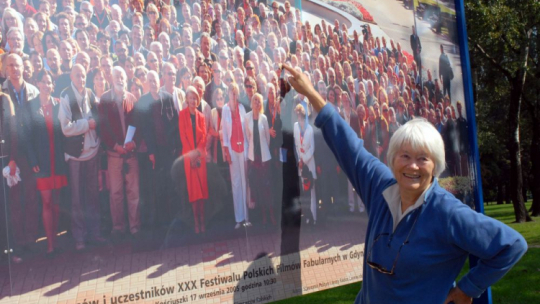 Aktorka Alina Janowska pokazuje siebie na zdjęciu podczas 31. Festiwalu Filmów Fabularnych w Gdyni. 2006 r. Fot. PAP/B. Ostrowska
