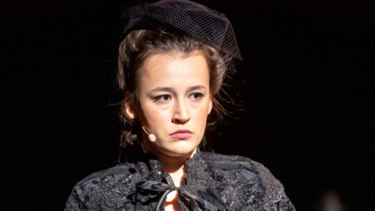 Toruń, 30.03.2022. Aktorka Julia Szczepańska podczas próby dla mediów sztuki „Noce i dnie”, na Dużej Scenie Teatru im. W. Horzycy w Toruniu. Fot. PAP/T. Żmijewski 