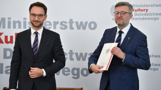 Minister rozwoju i technologii Waldemar Buda (L) oraz dyrektor Muzeum Historii Polski Robert Kostro (P) podczas uroczystości w siedzibie Ministerstwa Kultury i Dziedzictwa Narodowego w Warszawie. W trakcie spotkania podpisano umowę dotyczącą przekazania przez Skarb Państwa nieruchomości, na której trwa budowa siedziby stałej Muzeum Historii Polski. Warszawa, 04.11.2022. Fot. PAP/R. Pietruszka