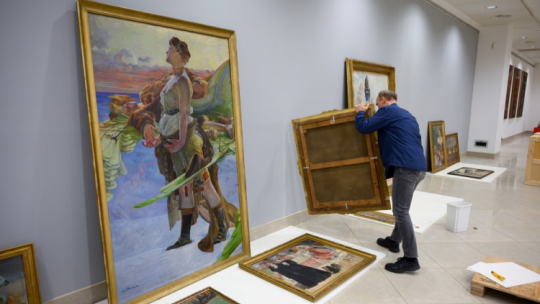 Przygotowania do otwarcia wystawy „Idę w świat i trwam. Obrazy Jacka Malczewskiego z Lwowskiej Narodowej Galerii Sztuki" w Muzeum Narodowym w Poznaniu. Fot. PAP/J. Kaczmarczyk