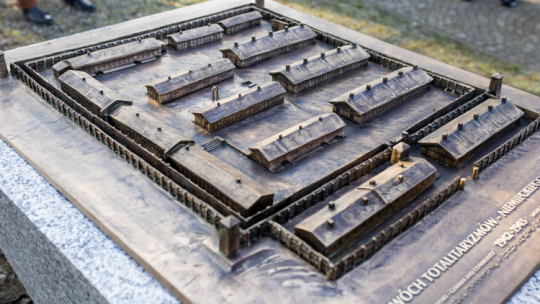 Makieta byłego niemieckiego i komunistycznego obozu Zgoda. Fot.  PAP/T. Wiktor