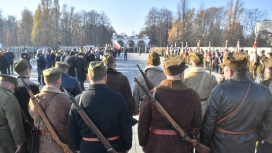 Obchody 80. rocznicy wybuchu Powstania Zamojskiego przy Grobie Nieznanego Żołnierza na pl. Marszałka Józefa Piłsudskiego w Warszawie. Fot. PAP/R. Pietruszka