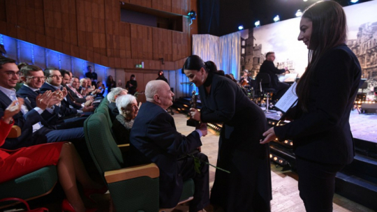 Prowadząca, pomysłodawczyni i organizatorka projektu BohaterON Agnieszka Łesiuk-Krajewska (C-P) oraz laureat Nagrody Specjalnej – Złotego BohaterON-a, badacz i znawca Powstania Warszawskiego Marek Strok (C). Fot. PAP/M. Obara